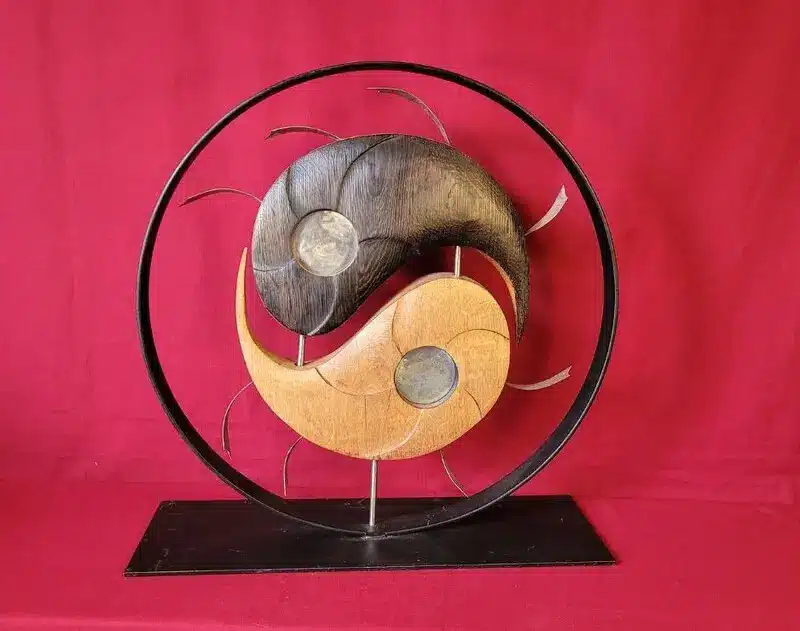 Scupture métal et bois représentant le Yin et le Yang par Oliv'Ine