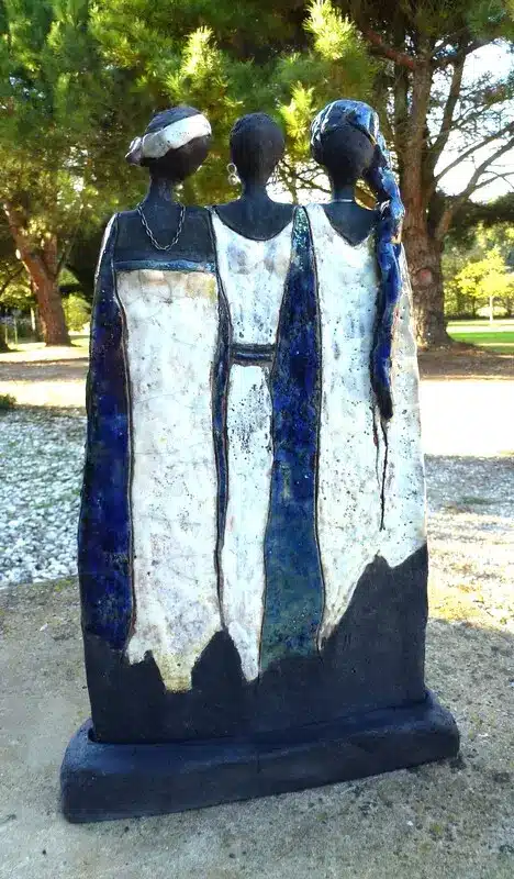 Scupture grandeur nature de femmes en raku par Martine Itasse